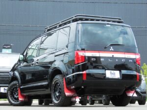 新型デリカd5をスマイルモータースにて、フルカスタムをしました^^ リフトアップカスタムやGOKUBUTO・ルーフラック・カスタムタイヤホイールを装着し外装もかっこいいデリカd5に仕上げました^^